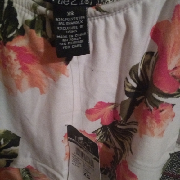 Rue 21 Short Sleeve Bodysuit Snap Crotch, XS. - Picture 2 of 2